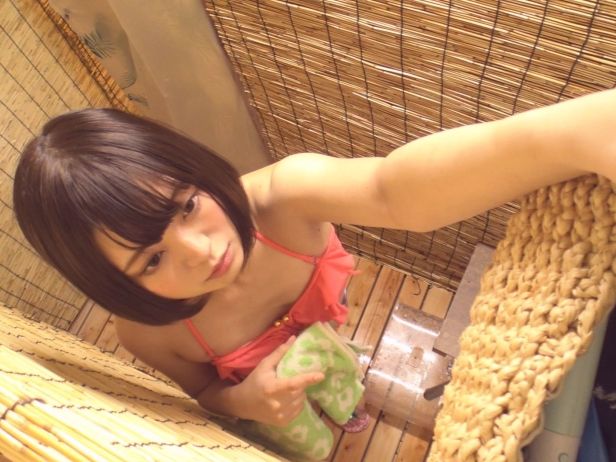 【ビーチの秘密♡】 海の家シャワー室の盗撮映像！ 潮風の香りの中で美少女がオナニーに没頭！