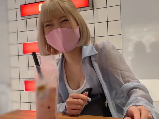 【金髪カフェ店員とエロハメ撮り】 フェロモン全開のセクシーガール！ ねっとりフェラでご奉仕♡ 激ピスでソファを汚す！