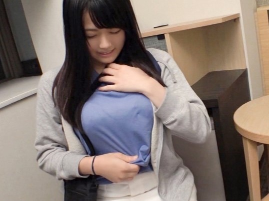 【巨乳】めちゃくちゃ爆乳な女の子にチンコビンビン！爆乳おっぱいにチンコを挟んでフルボッキ！