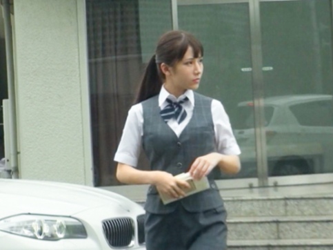 【OL】美人で綺麗な働くお姉さんと車内でカラダを絡ませ合う！おマンコを突き回しお顔にザーメンぶっかける！