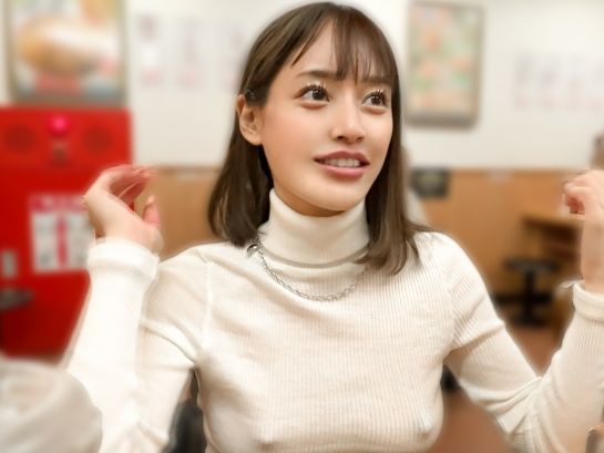 【ノーブラ乳首ビンビン♡】 露出大好きJDが街中で大胆露出プレイ! 乳首ポッチで感じまくり、騎乗位で乱れ狂う変態セックス!