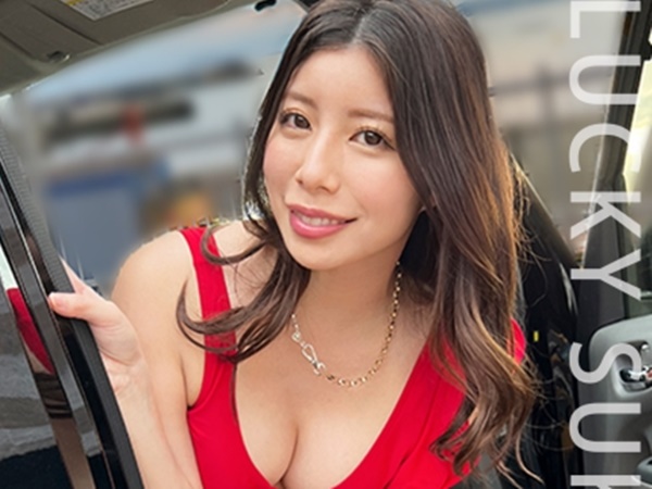 【駐車場で大胆露出♡】 淫乱なお姉さんが我慢できずにおしっこ！ 敏感なアソコを弄られて潮吹きまくり、エロさ全開！