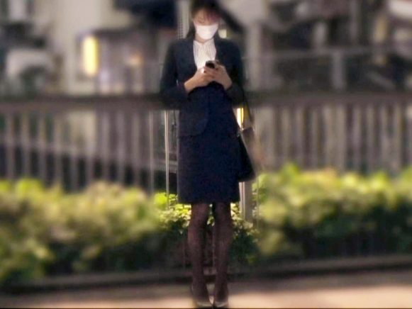 【美脚OLの誘惑】 スーツから覗く美脚にムラムラ♡ 敏感なアソコを弄って潮吹き絶頂！ セクシーお姉さんとオフィスでエッチな時間♪