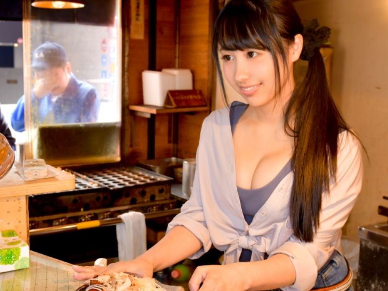 【たこ焼き屋さんの裏メニュー】 看板娘が閉店後の店内で悶絶！ 素人娘の恥じらいセックスを覗き見♡