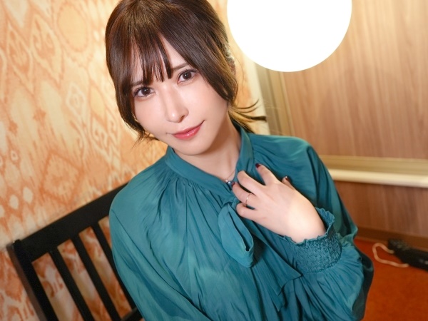 【不倫セックスに溺れるお姉さん】旦那に内緒で激カワボディを晒し、マンコをじっくり観察＆ほじほじされて愛液が溢れ出す！グチョグチョの淫乱プレイは必見！