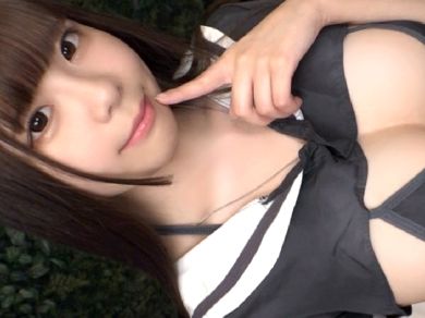 【素人】水着からはみ出そうなドスケベ巨乳！JDレイヤーのフェラ＆生ハメ騎乗位でザーメン発射！