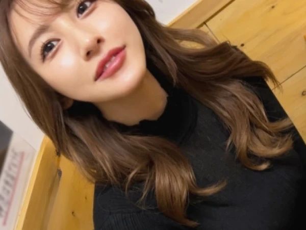 【人妻の危険な再会】 夫に隠れて昔の同級生と情事！ 飢えた人妻が久しぶりの生ハメで子宮の奥まで満たされる！