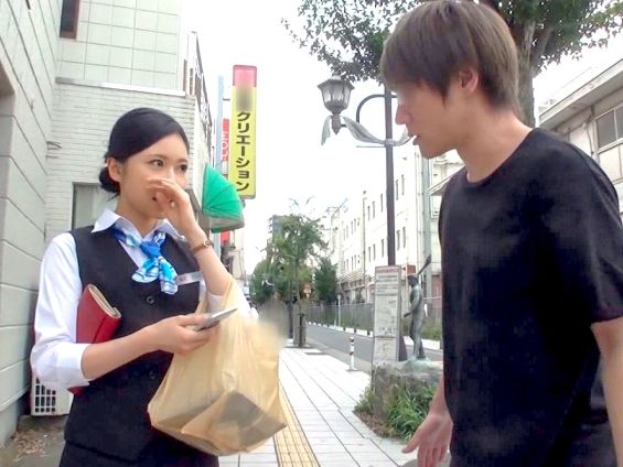 【制服OLの恥じらいナンパ】『ダメ…でも気持ちいい…』スレンダー美人OLがホテルで大胆変身！抵抗しつつも男優のテクにメロメロ、卑猥な汁が溢れ出す！制服姿とのギャップがたまらない、素人OLの初々しいエロさ全開！♡