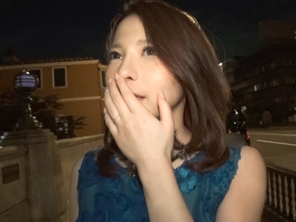 【美巨乳セレブ妻を騙し討ち】ニセ番組でお宅訪問！欲求不満な人妻がカメラの前で他人棒にメロメロ♡巨乳揺らして快楽に溺れる！