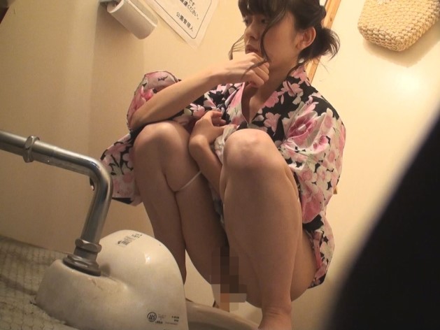 【浴衣美女の隠し撮りオナニー】『誰にも見られてないよね…？』花火大会の夜、浴衣姿の素人美女がトイレでこっそりオナニー！？大胆な姿に興奮間違いなし！♡