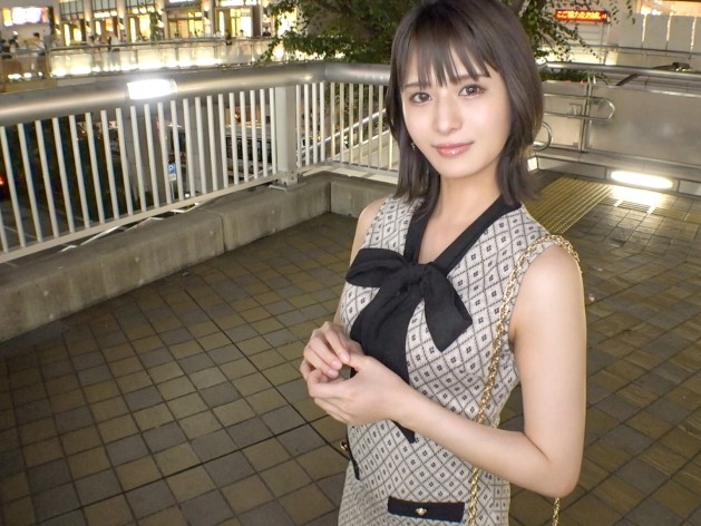 【素人】スレンダー美女が潮吹きマンコを突かれて悶絶♡手マン＆クンニでメス穴弄られてウットリ顔の騎乗位♡