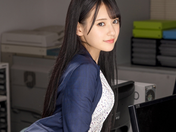 【オフィスラブの禁断】『ダメなのに…』ロングヘアーの可愛いOLがオッサン上司とベロチュー！♡乳首責めと手コキで上司のチンポを勃起させちゃう！仕事中の危険な関係にドキドキ！