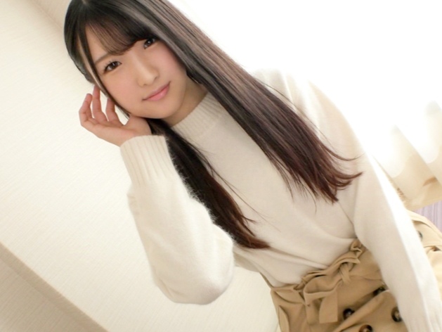 【ちっぱい美少女の騎乗位】ロングヘアを揺らしながら、キュートな女の子がチンコに跨り大胆に腰振り！！小柄なカラダを激しく動かし、男を骨抜きにするエロさにフル勃起必至♡