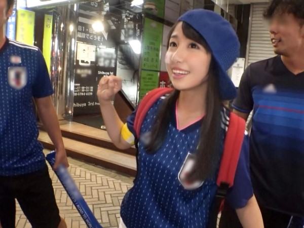 【W杯熱狂JDの3P乱交】『サッカーより気持ちいい…』ワールドカップ観戦中の女子大生をナンパ！2本のチンポに囲まれ、メス顔全開でイキまくる姿がエロすぎる♪代わるがわる挿入され、快楽に溺れる姿は必見！