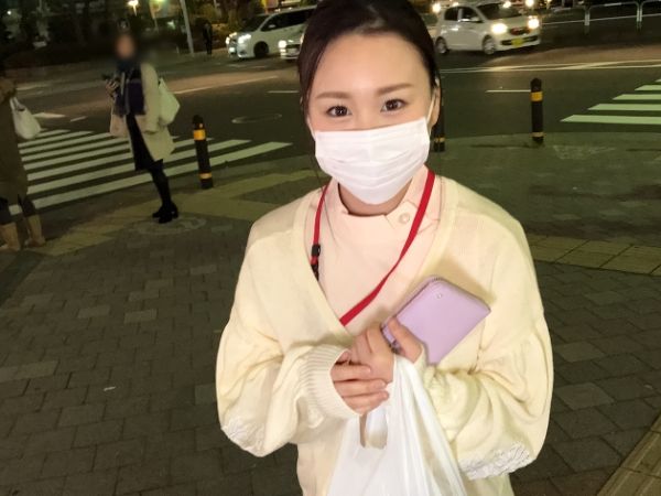 【街角ナンパ成功】色白美肌の歯科助手、マスク美人ゲット！ 街中で見つけた清楚系女子が、実はエッチなことに興味津々！ 下品なじゅぽフェラと手コキで、チンポをトロトロに♥ プリッとした美尻を揺らしながら、激しくハメまくる！ 歯科助手の制服を脱がせ、美乳を揉みしだき、淫乱な本性を暴いちゃう！ 街角で見つけたダイヤの原石、そのエロさにビックリ！♡