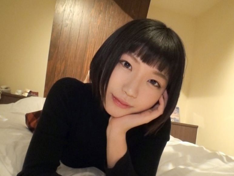 【ショートカット素人娘】パッツン前髪のウブっ子、ベッドで大胆に変身！濡れ濡れマ○コをドアップで激写、喘ぎ声が止まらないエロかわ動画ｗ