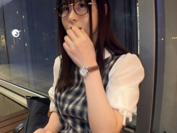 【メガネ女子の隠れた本性】『ダメ…でも…』幸薄系美女がナンパでホテルへ！チンポを見せた瞬間、恥じらいながらも手を伸ばす！知的で清楚な見た目とのギャップがエロすぎる！！