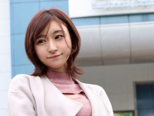 【笑顔の裏の淫乱若妻】『チンポが大好物なの♡』清純そうな顔して超エロい！若奥様がフェラチオでご奉仕、笑顔の裏に隠れたドスケベ本性丸出しで乱れまくる！！