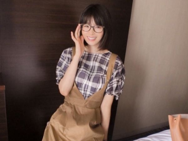 【メガネ女子教師の裏の顔】『こんなのダメ…』真面目な眼鏡の先生がナンパ師に捕まり、即ハメSEXで乱れまくる！ 教室では見せない淫乱な姿にメガネフェチ大興奮♡ 素人なのに大胆な腰使いで感じまくる！