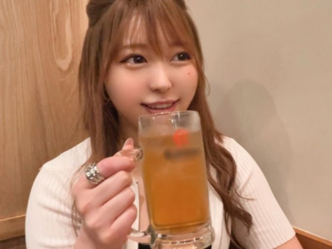 【幼馴染と酔っぱらいエッチ】久々の再会でお酒の勢い！？パイパン美マンに挿入し、同級生と禁断の快楽に溺れる夜♡