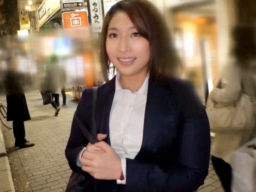 【スーツ巨乳お姉さんと濃厚セックス】仕事中のお姉さんがスーツ姿でおマンコ刺激され、着衣のままチンコ挿入！感じまくるエロすぎる濃密性交！♡