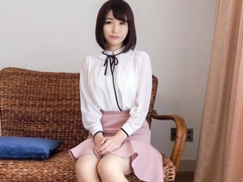 【素人】『もっとぉ…！激しく突いてぇぇ…！』ぬるぬるのパイパンを使ってガニ股騎乗位で喘ぐ巨乳保育士さん♡