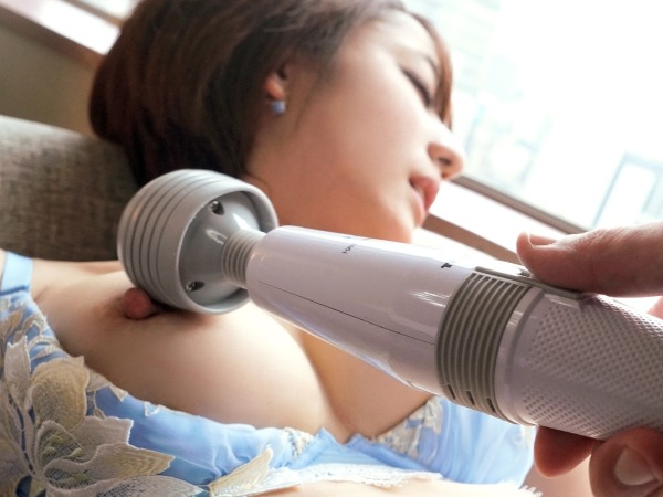 【ジュエリー店員の秘密】『感じちゃう…』電マで敏感乳首を責められ、立ちバックで激イキ!おっぱい揺らして乱れるお姉さんの淫らな姿♡